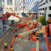 198彩直臂式高空作业车和折叠臂高空作业车比有