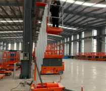 出租14米高空作业平台的电池如何安装